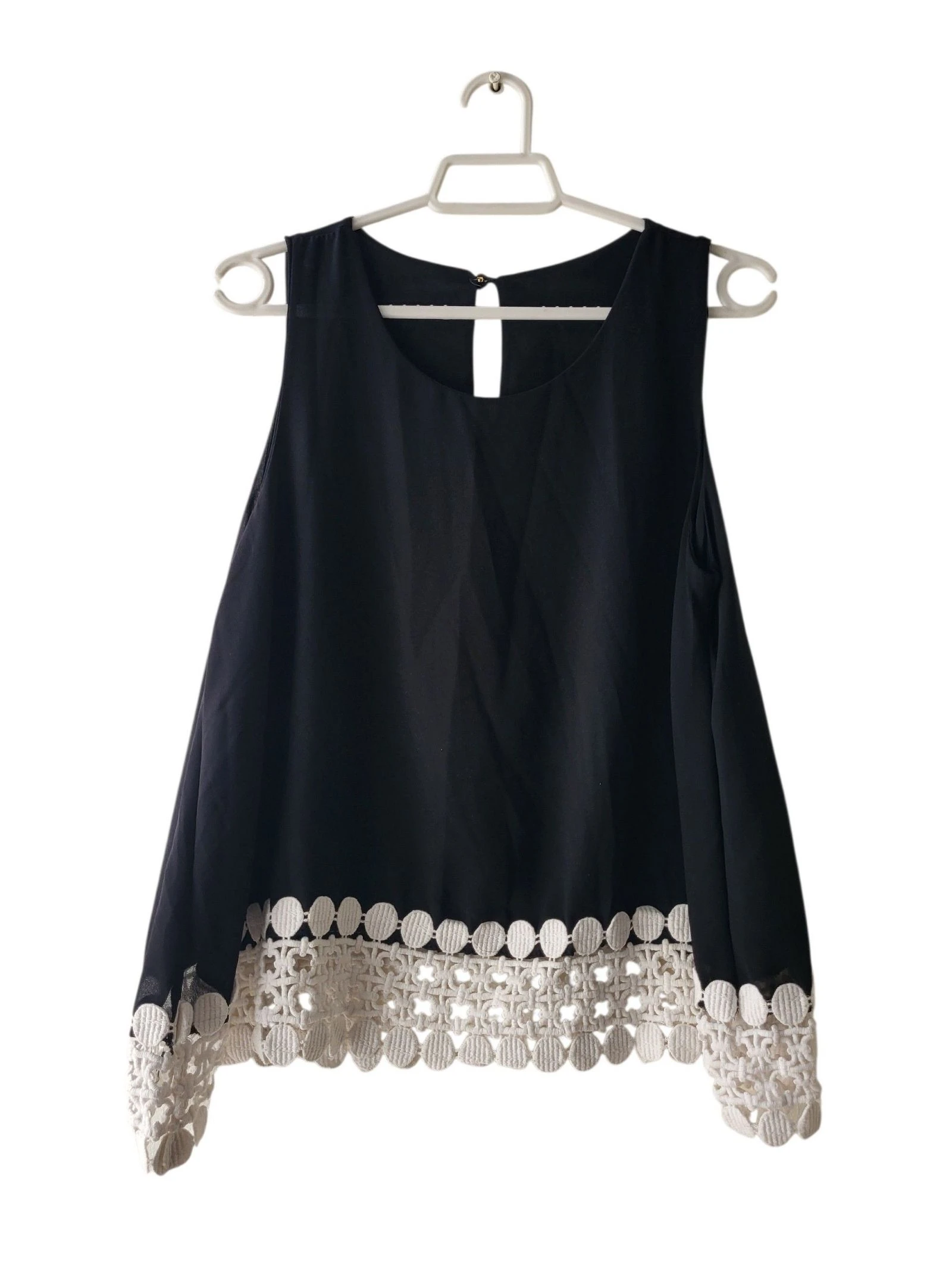 Blusa negra con encaje blanco 